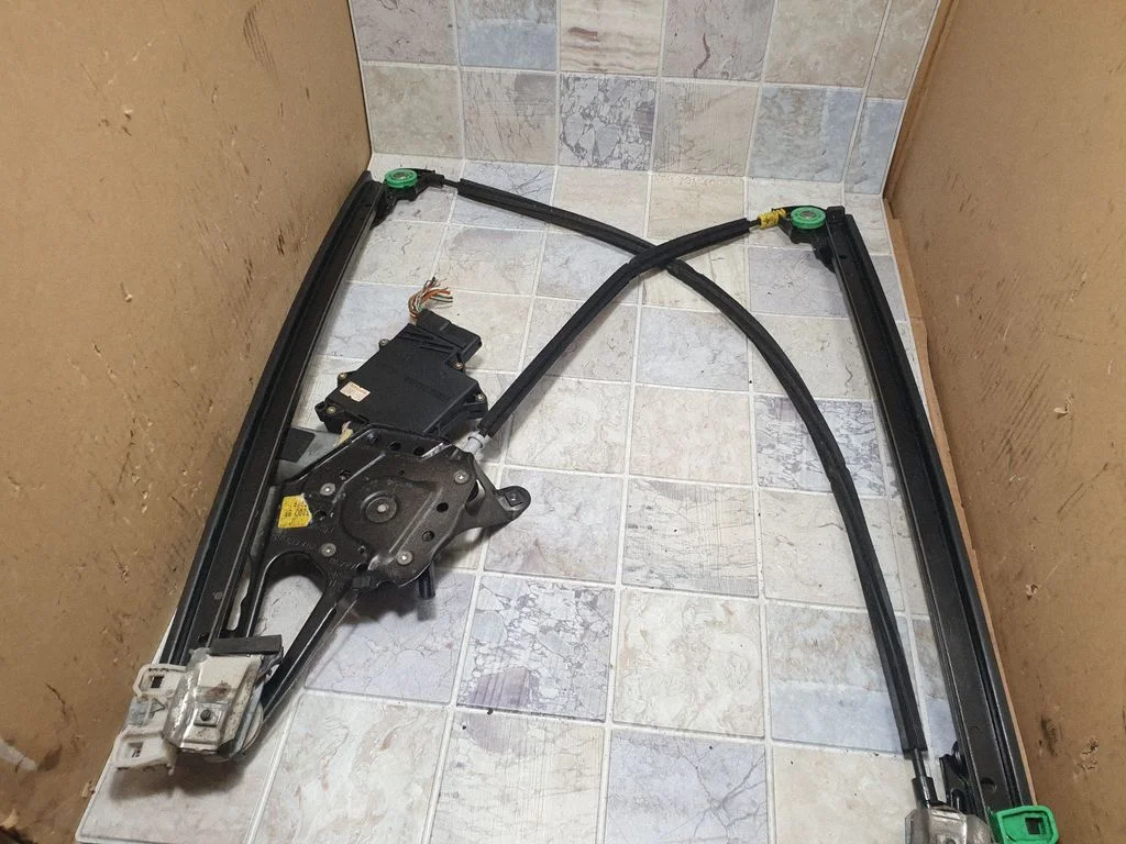 Front door window regulator with motor 7M0837402J