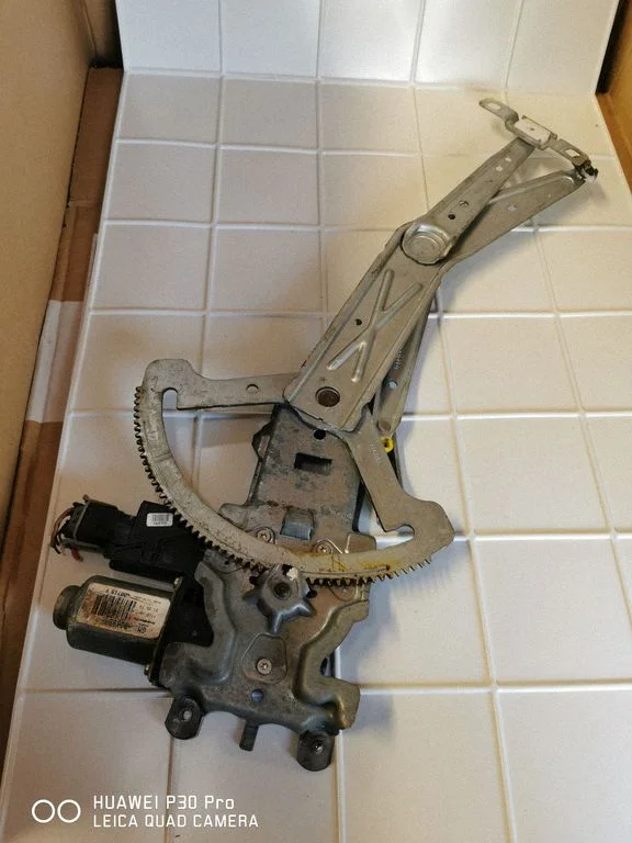 Front door window regulator with motor 93389552