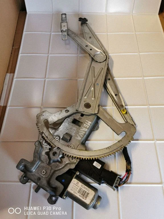 Front door window regulator with motor 93389551