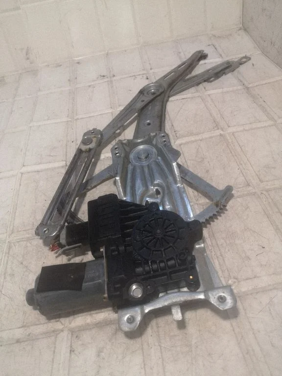 Front door window regulator with motor 90579355