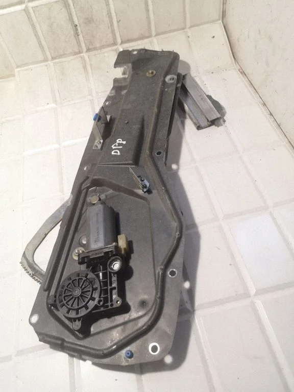 Front door window regulator with motor – Volvo S70  V70  V70 XC (1997-2000)