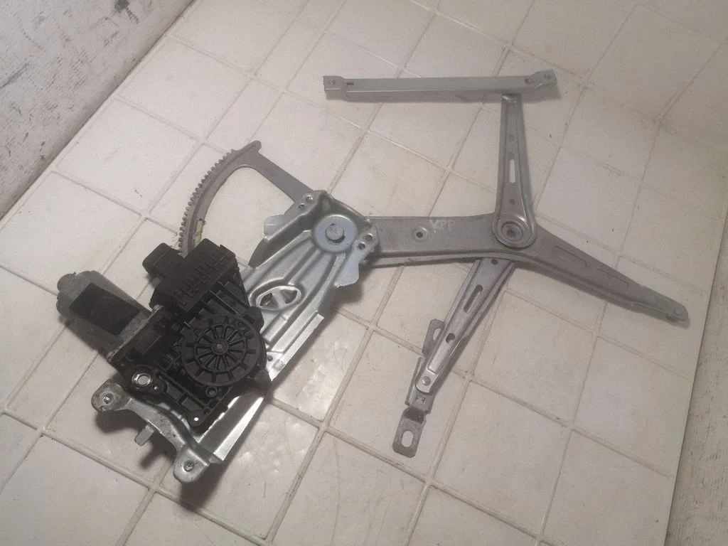 Front door window regulator with motor 13132434