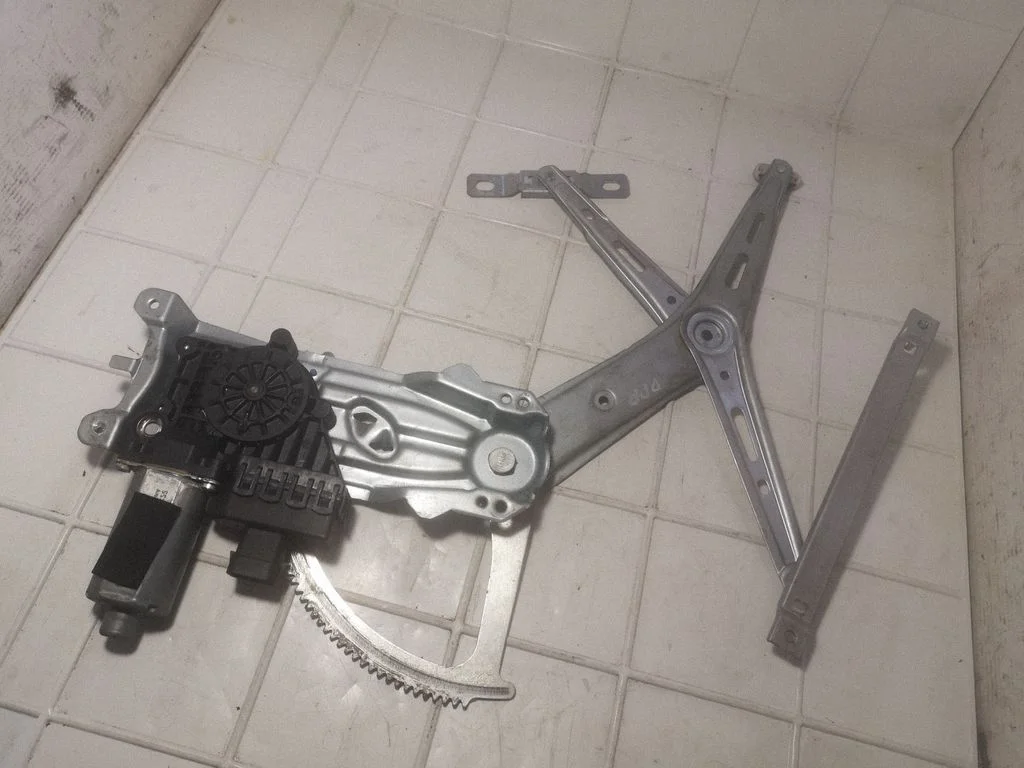 Front door window regulator with motor – Opel Zafira C (2011-2019)