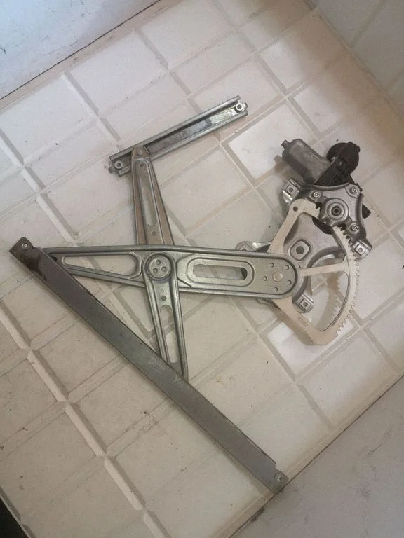 Priekšējā el. loga pacēlāja mehānisma komplekts – Toyota Yaris (2006-2011)