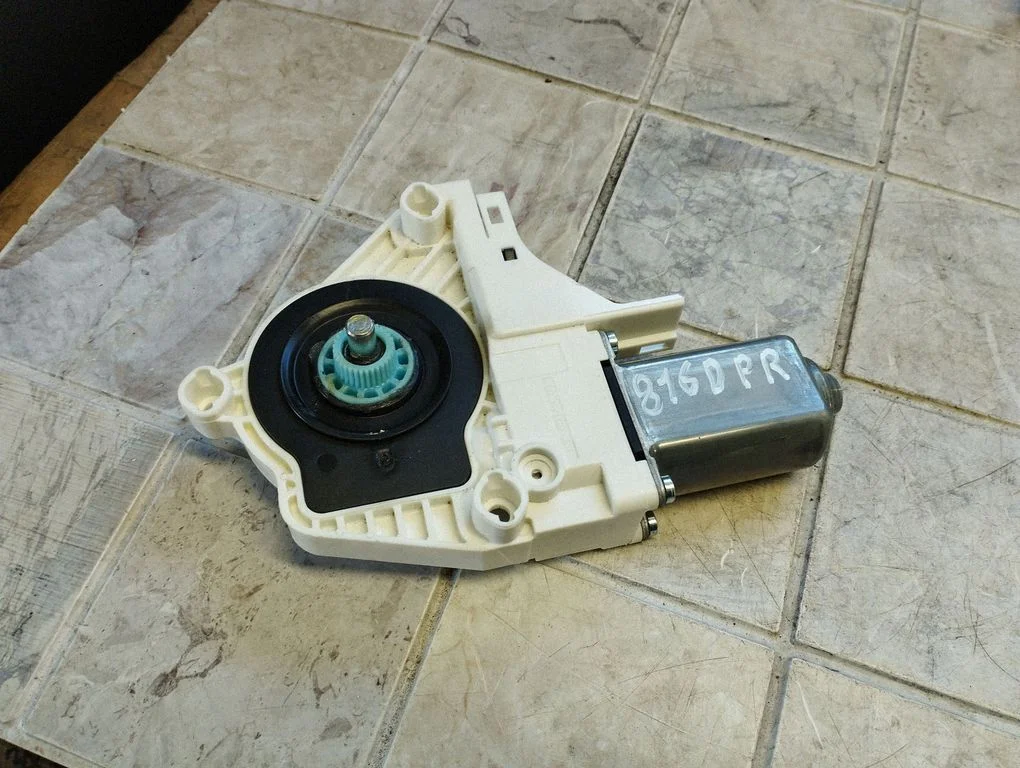 Front door window regulator motor 8K0959802B