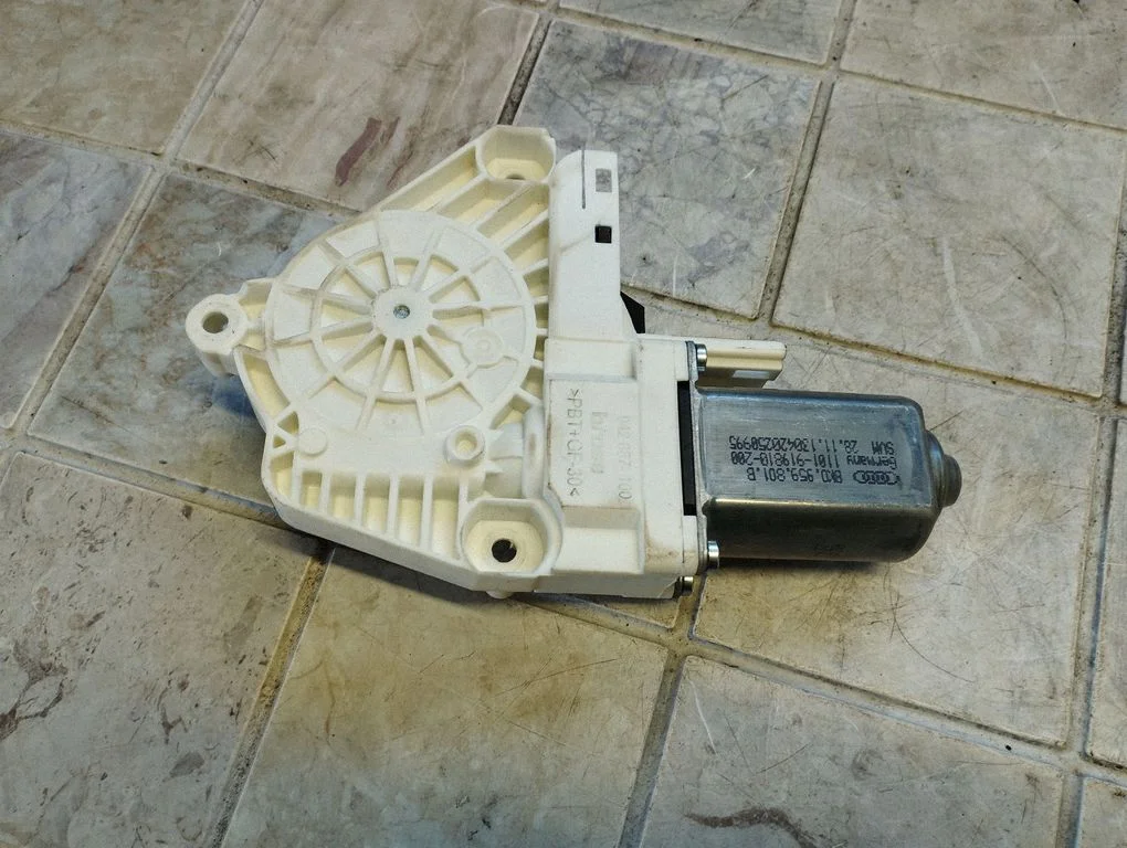 Front door window regulator motor 8K0959801B