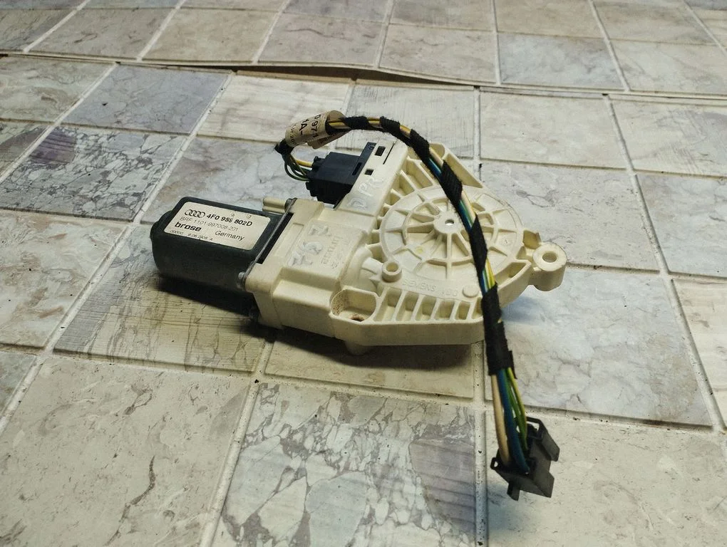 Priekšējā loga pacēlāja motoriņš 4F0959802D