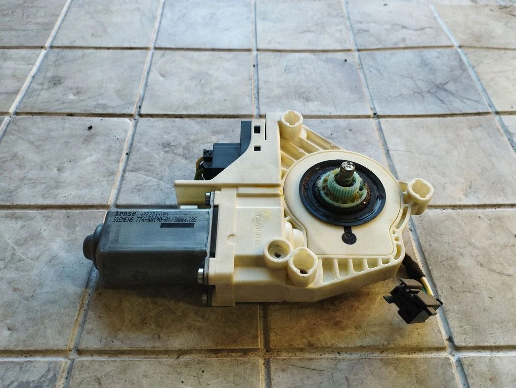 Priekšējā loga pacēlāja motoriņš 4F0959801D
