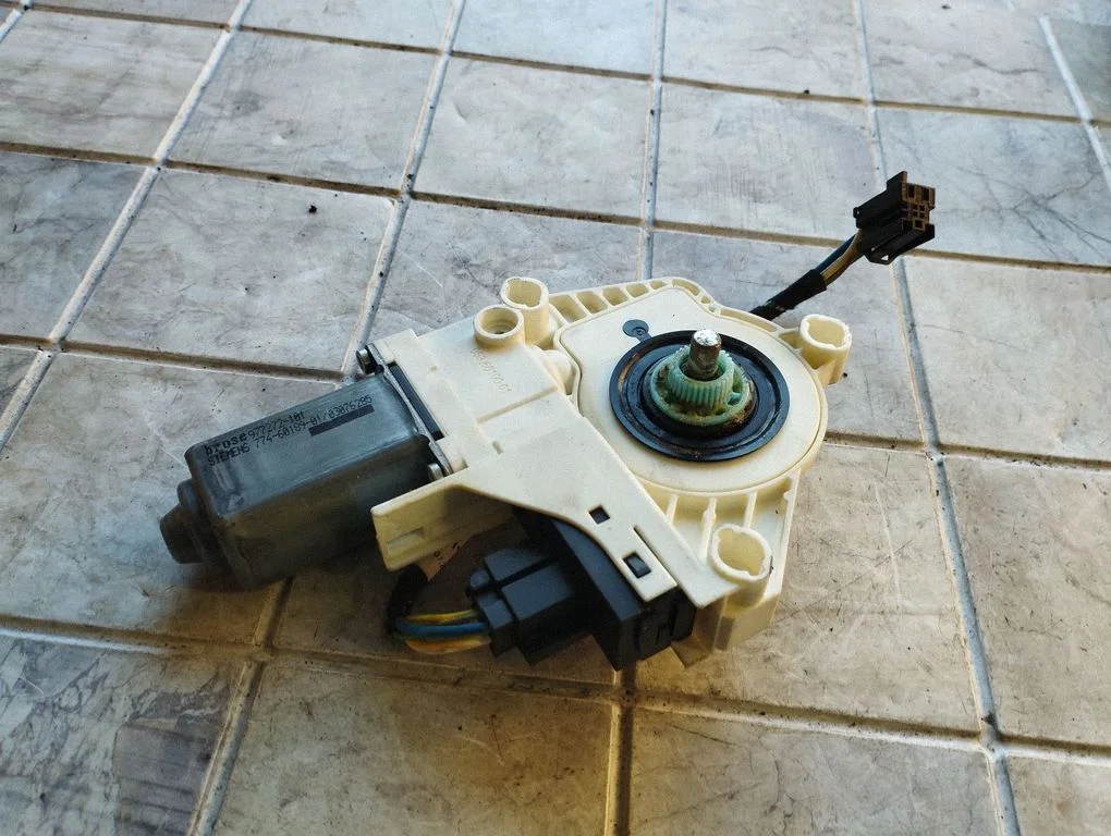 Priekšējā loga pacēlāja motoriņš 4F0959802D