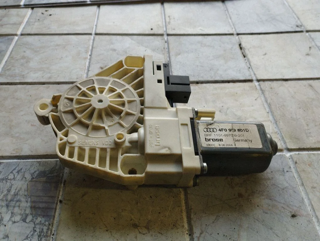 Priekšējā loga pacēlāja motoriņš 4F0959801D