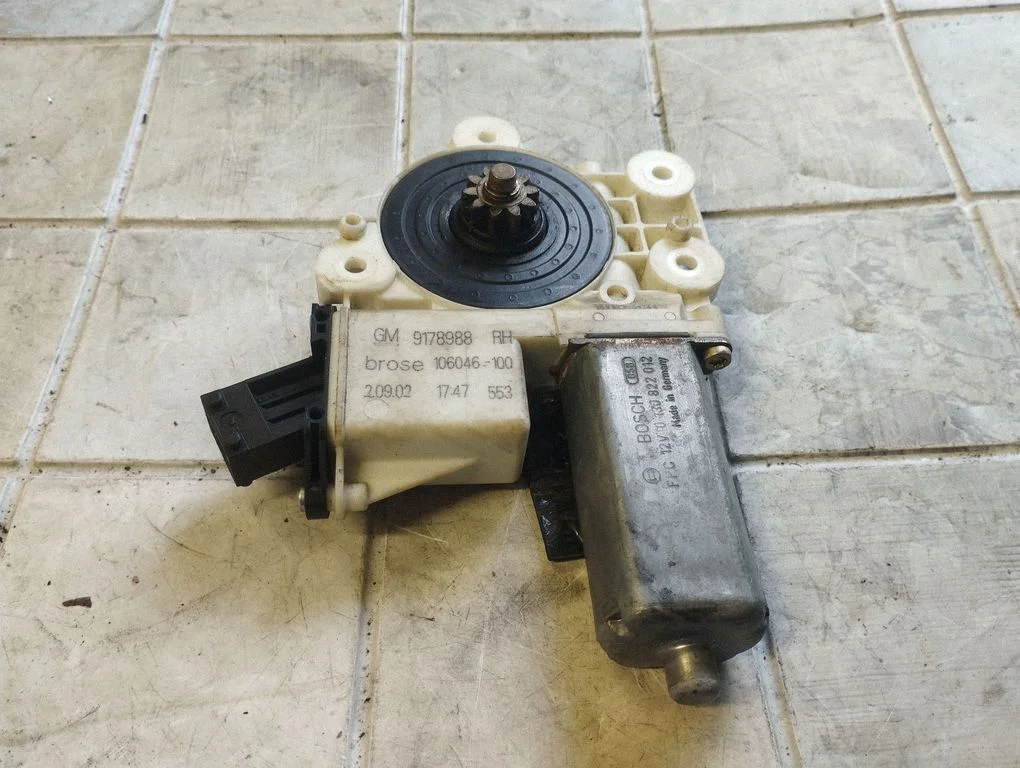 Priekšējā loga pacēlāja motoriņš 9178988