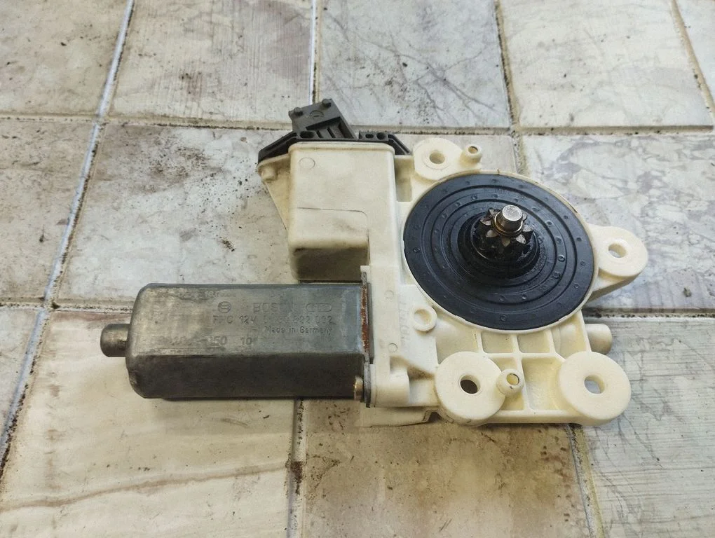 Front door window regulator motor 999060102
