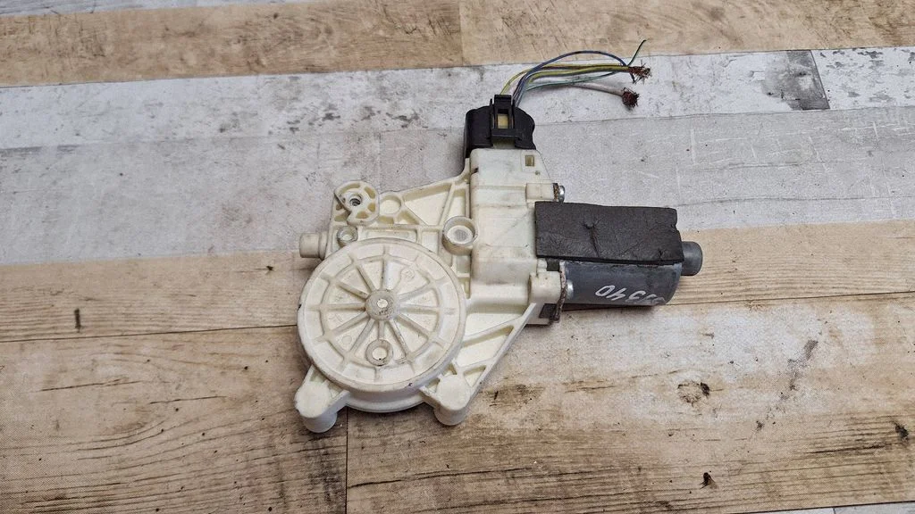 Priekšējā loga pacēlāja motoriņš 9683557580