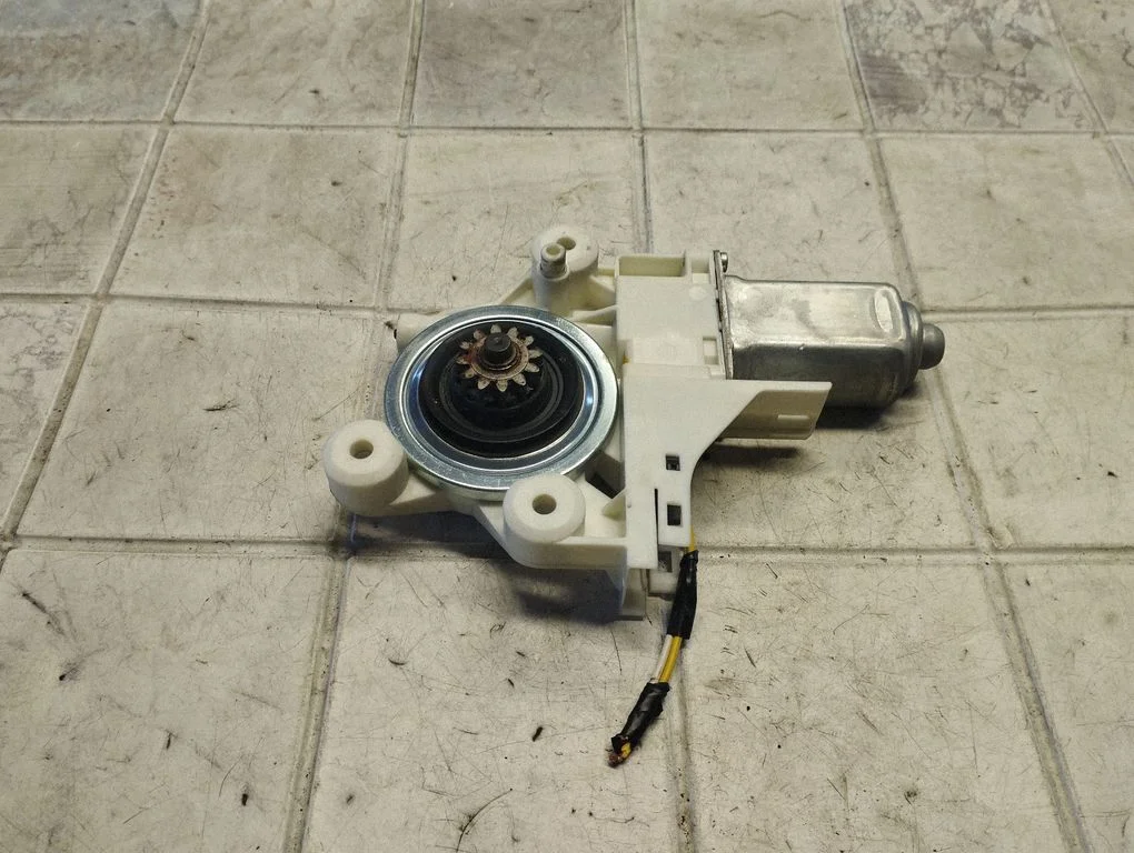 Front door window regulator motor 994815100