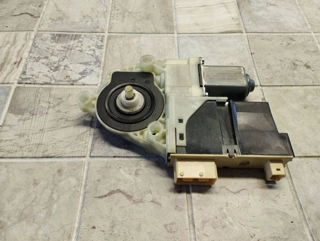 Front door window regulator motor – Citroen C4 I (2004-2010)