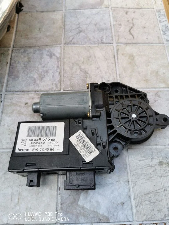 Front door window regulator motor – Peugeot 307 (2001-2005)