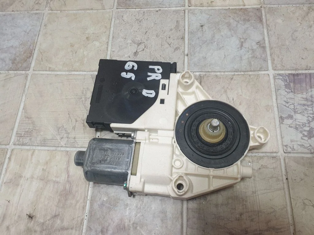 Front door window regulator motor 1K5837402AM