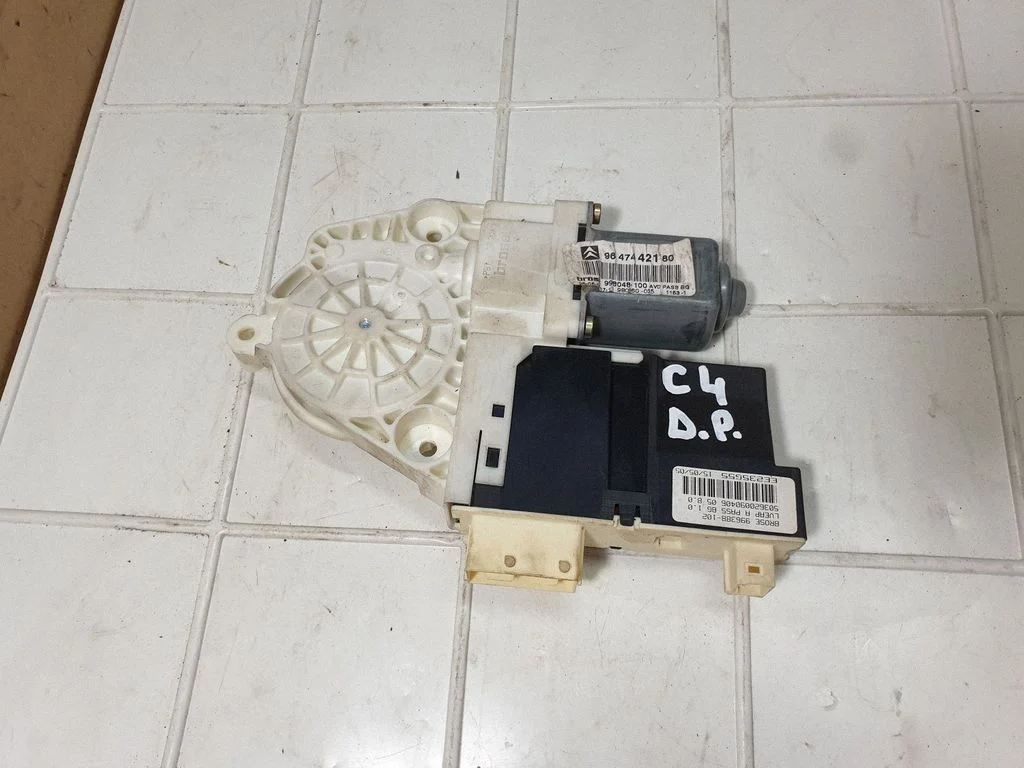 Front door window regulator motor 996388102