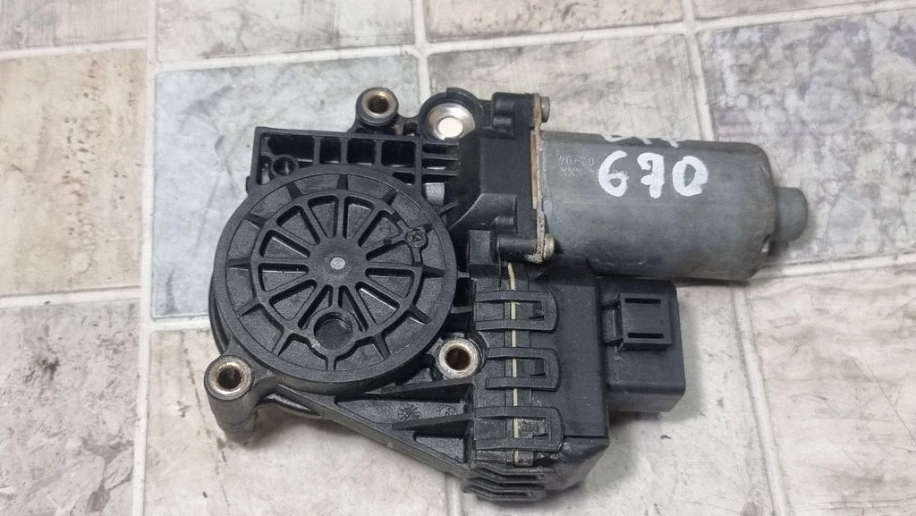 Priekšējā loga pacēlāja motoriņš 2902005479