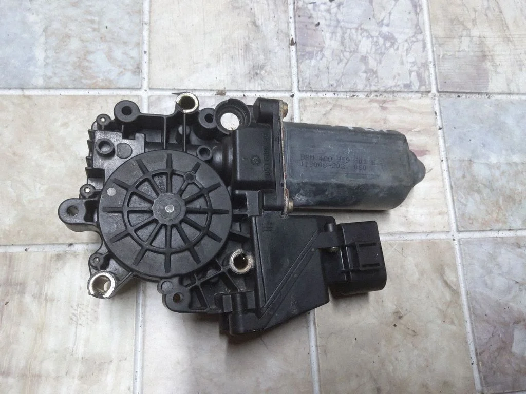 Priekšējā loga pacēlāja motoriņš 4D0959801