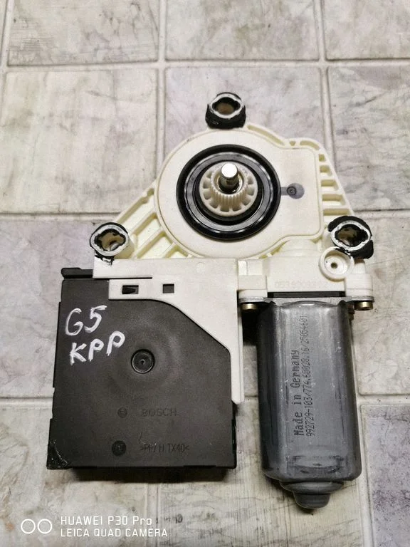 Front door window regulator motor – Volkswagen Golf IV (1998-2005)