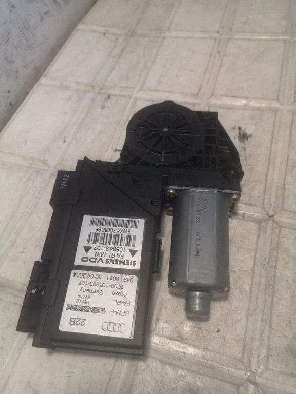 Priekšējā loga pacēlāja motoriņš 8E2959802B
