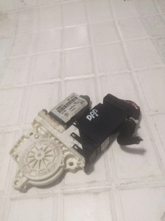 Front door window regulator motor 1J1959802D