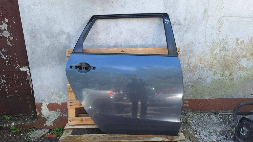 Rear door – rear right