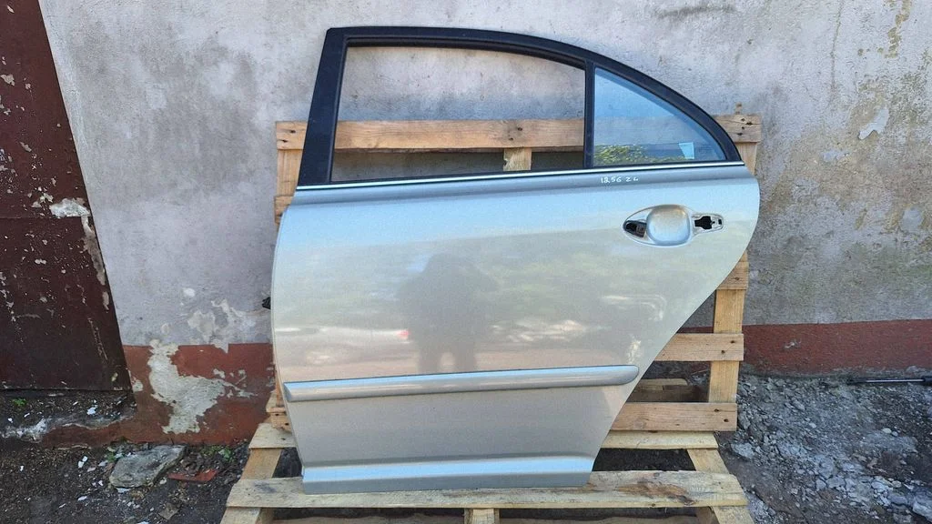 Rear door – rear left