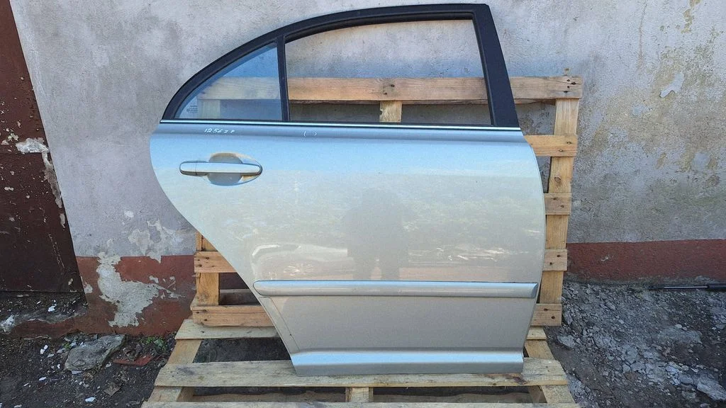 Rear door – rear right