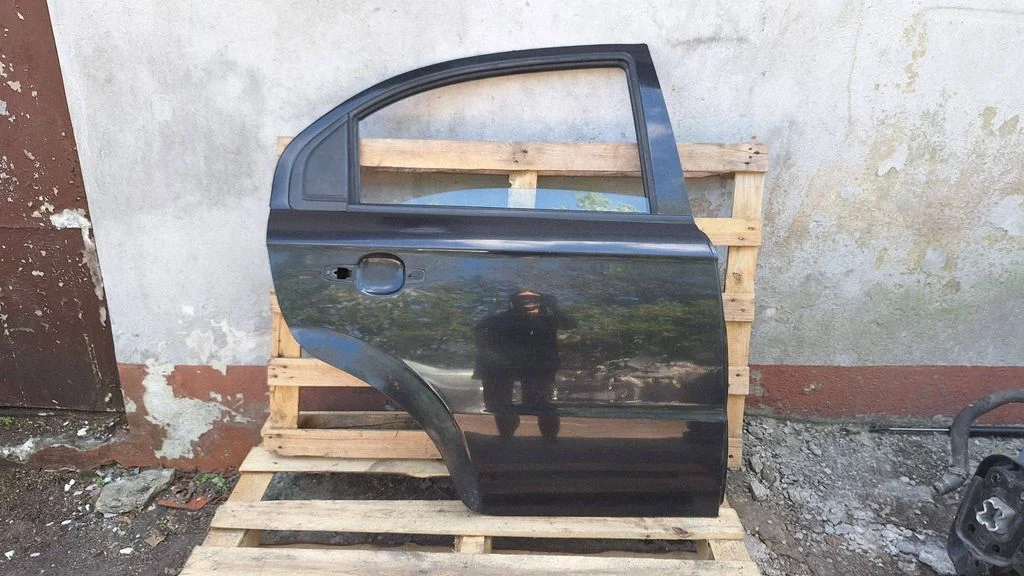 Rear door – rear left