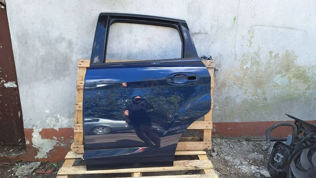 Rear door – rear left