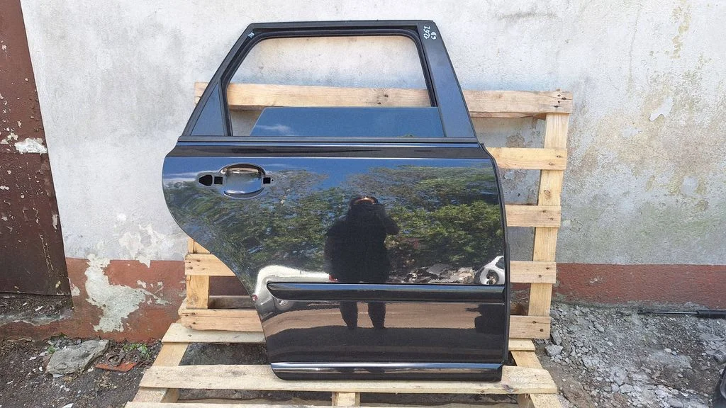 Rear door – rear right