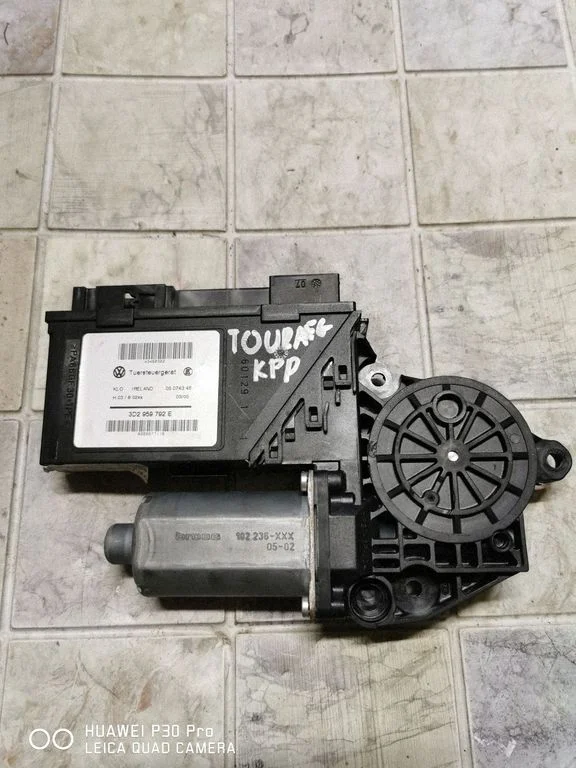 Priekšējā loga pacēlāja motoriņš 3D2959792E