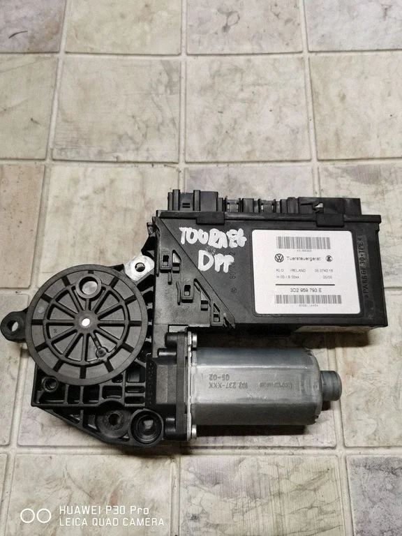 Priekšējā loga pacēlāja motoriņš 3D2959793E
