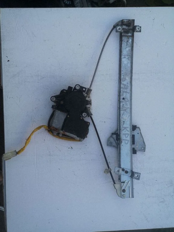Front door window regulator with motor – Mitsubishi Galant (1997-2003)