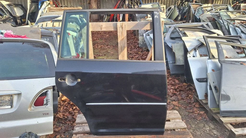 Rear door – rear right
