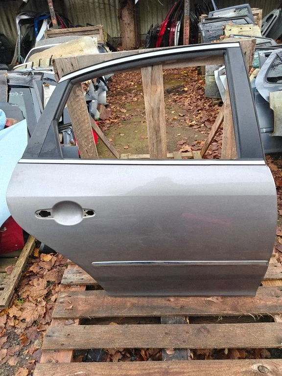 Rear door – rear right