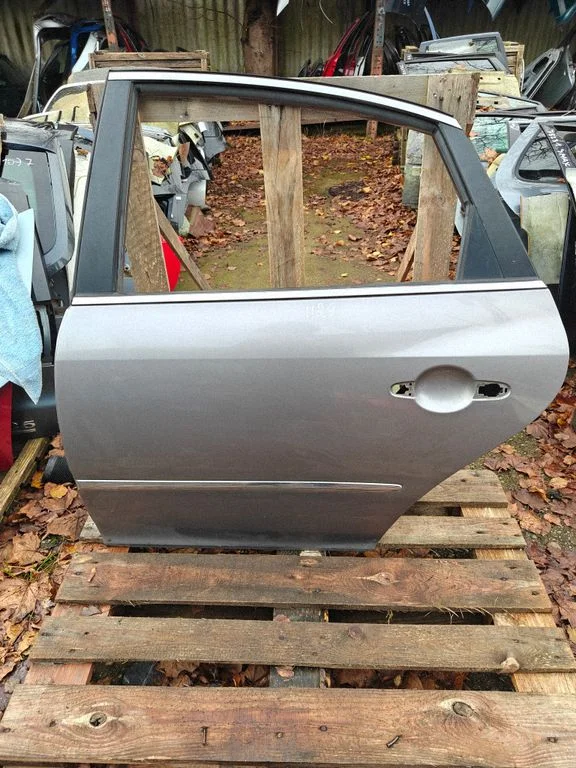 Rear door – rear left