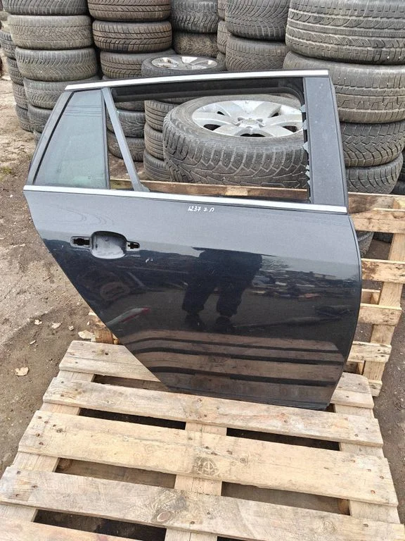 Rear door – rear right