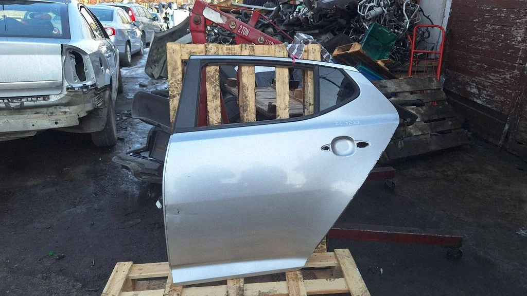 Rear door – rear left