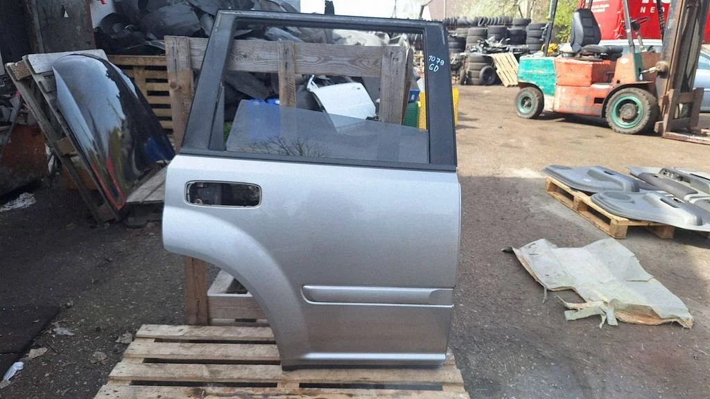 Rear door – rear right