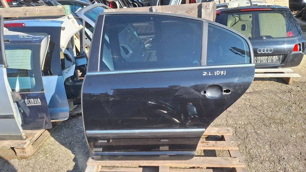 Rear door – rear left