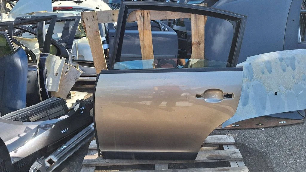 Rear door – rear left