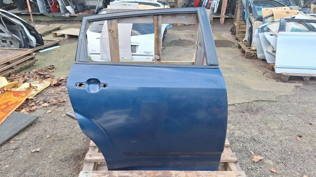Rear door – rear right
