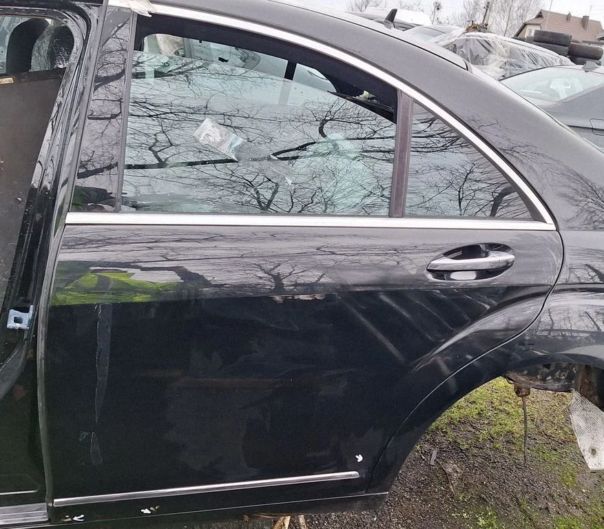 Rear door – rear left