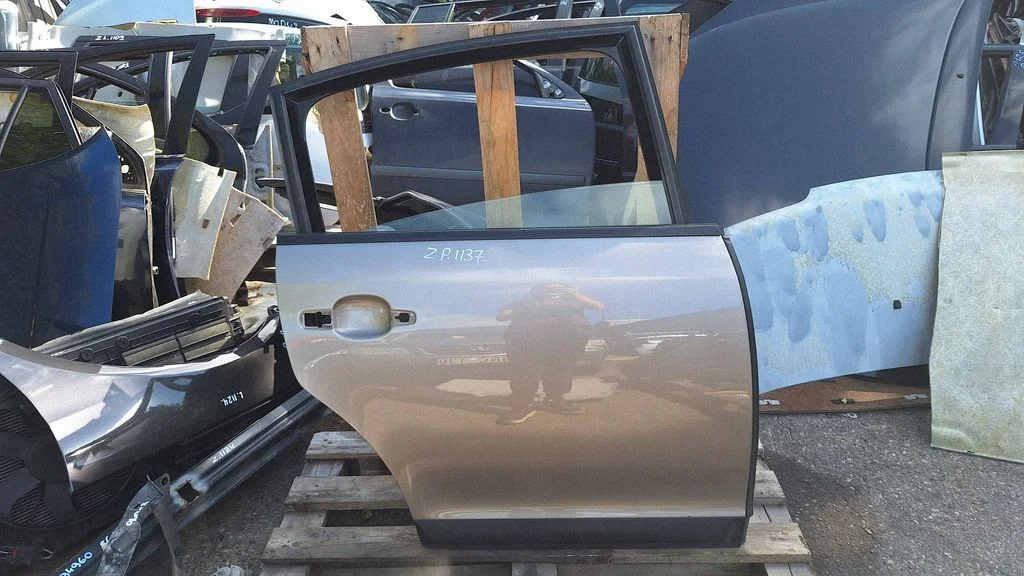Rear door – rear right