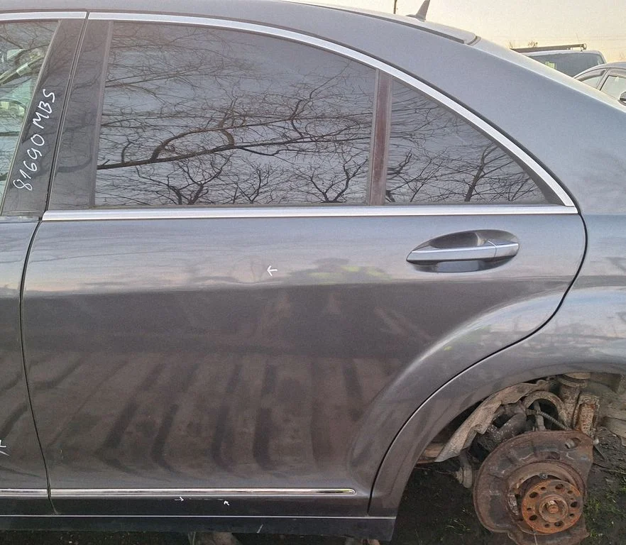 Rear door – rear left