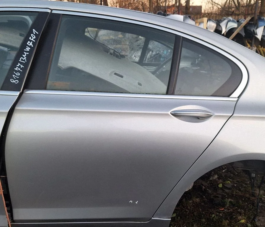 Rear door – rear left