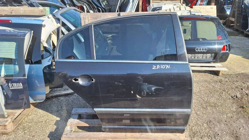 Rear door – rear right